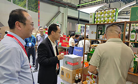 海南沁味康闪耀2024第 27 届冬交会 县长莅临点赞！